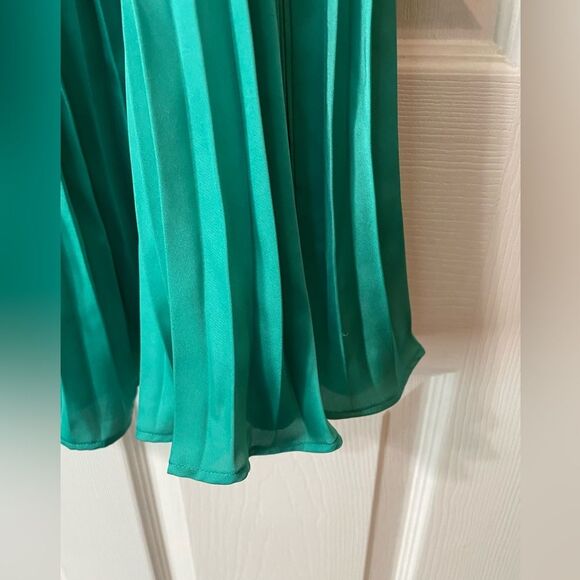 NWT- Vince Camuto 2 Dress Satin Green Pleated Halter Sleeveless $138 Blouson - Picture 6 of 14